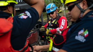 Un equipo de bomberos mexicanos apoyan las labores de rescate en Texas