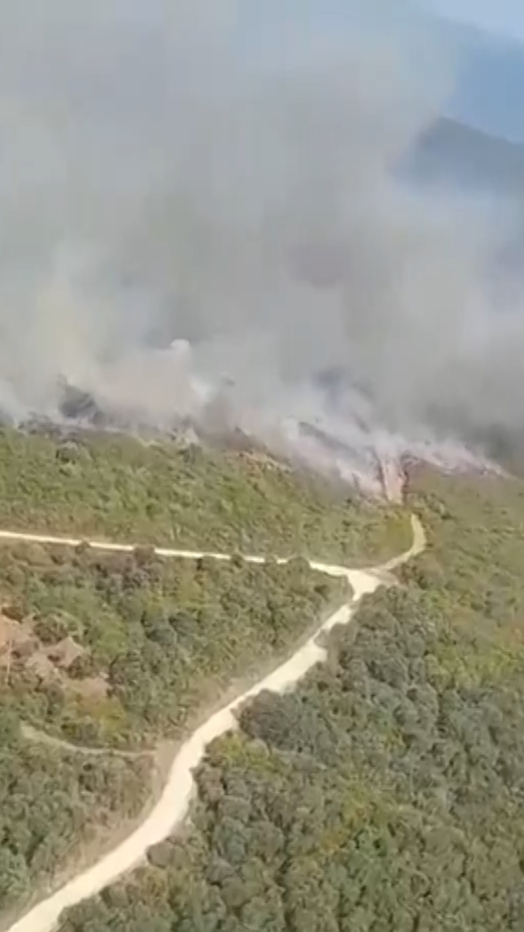Un incendio afecta al paraje natural de Las Médulas y obliga a desalojar a 800 vecinos