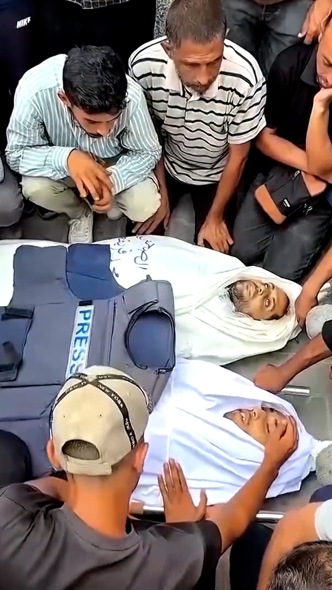 Palestinos asisten al funeral de los periodistas de Al Jazeera asesinados en un ataque aéreo israelí