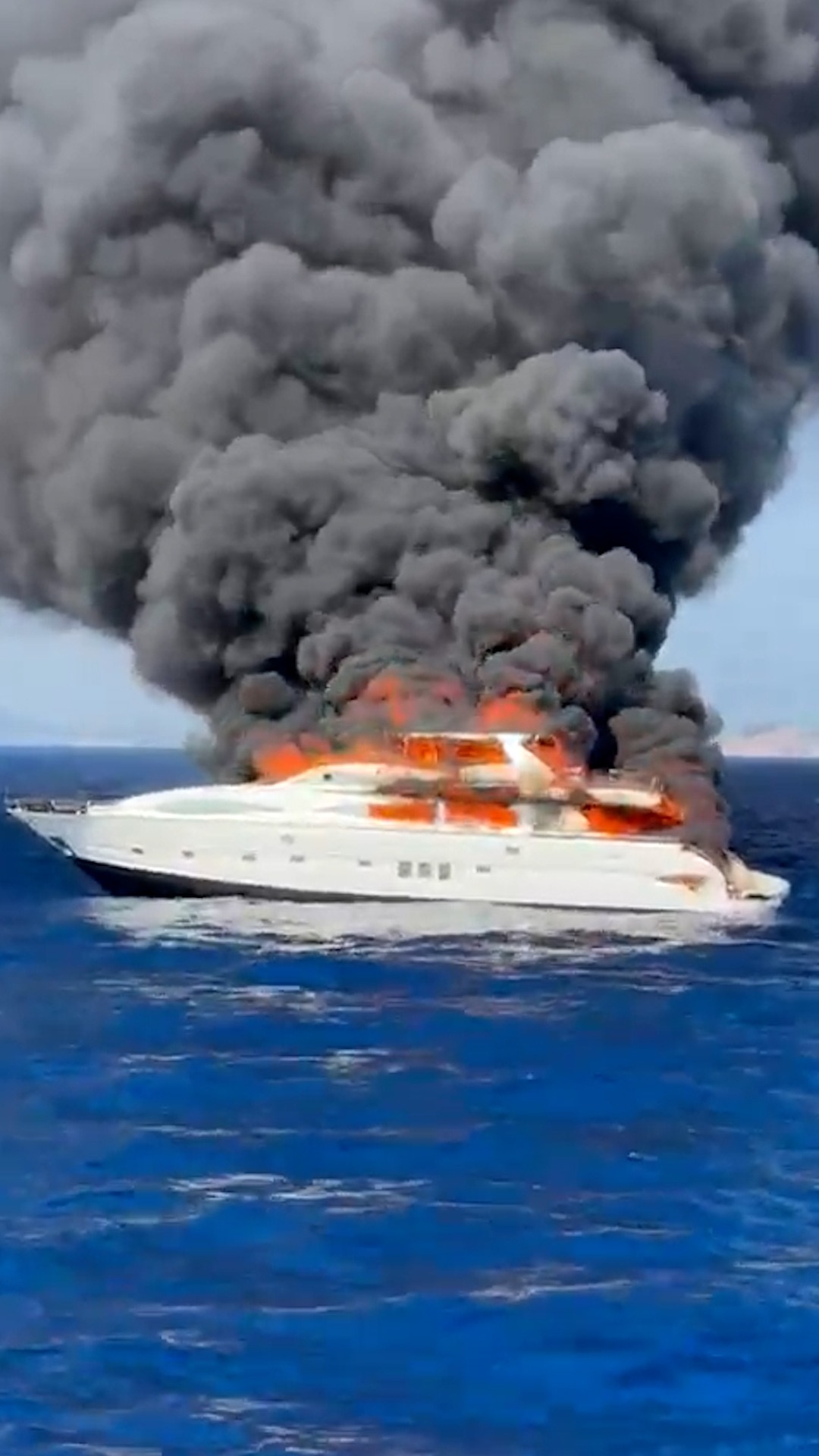 Un yate se incendia en Formentera y acaba hundiéndose tras descontrolarse el fuego