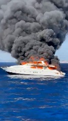Un yate se incendia en Formentera y acaba hundiéndose tras descontrolarse el fuego