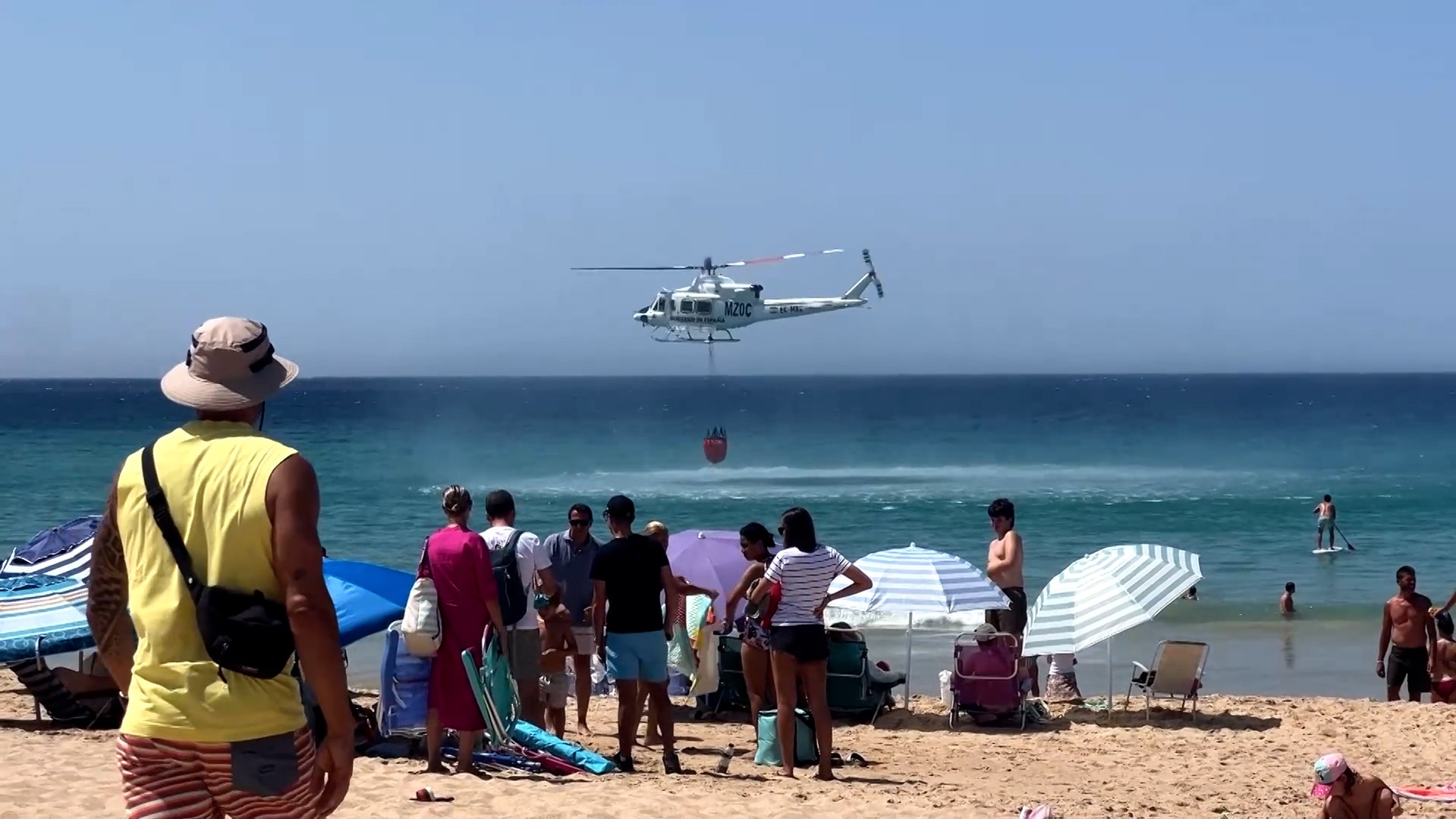 Desalojos y tareas de extinción por el incendio en Tarifa (Cádiz)