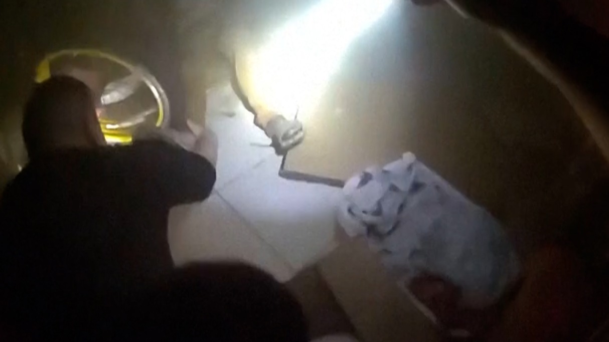 Policías rescatan a hombre de casa en llamas