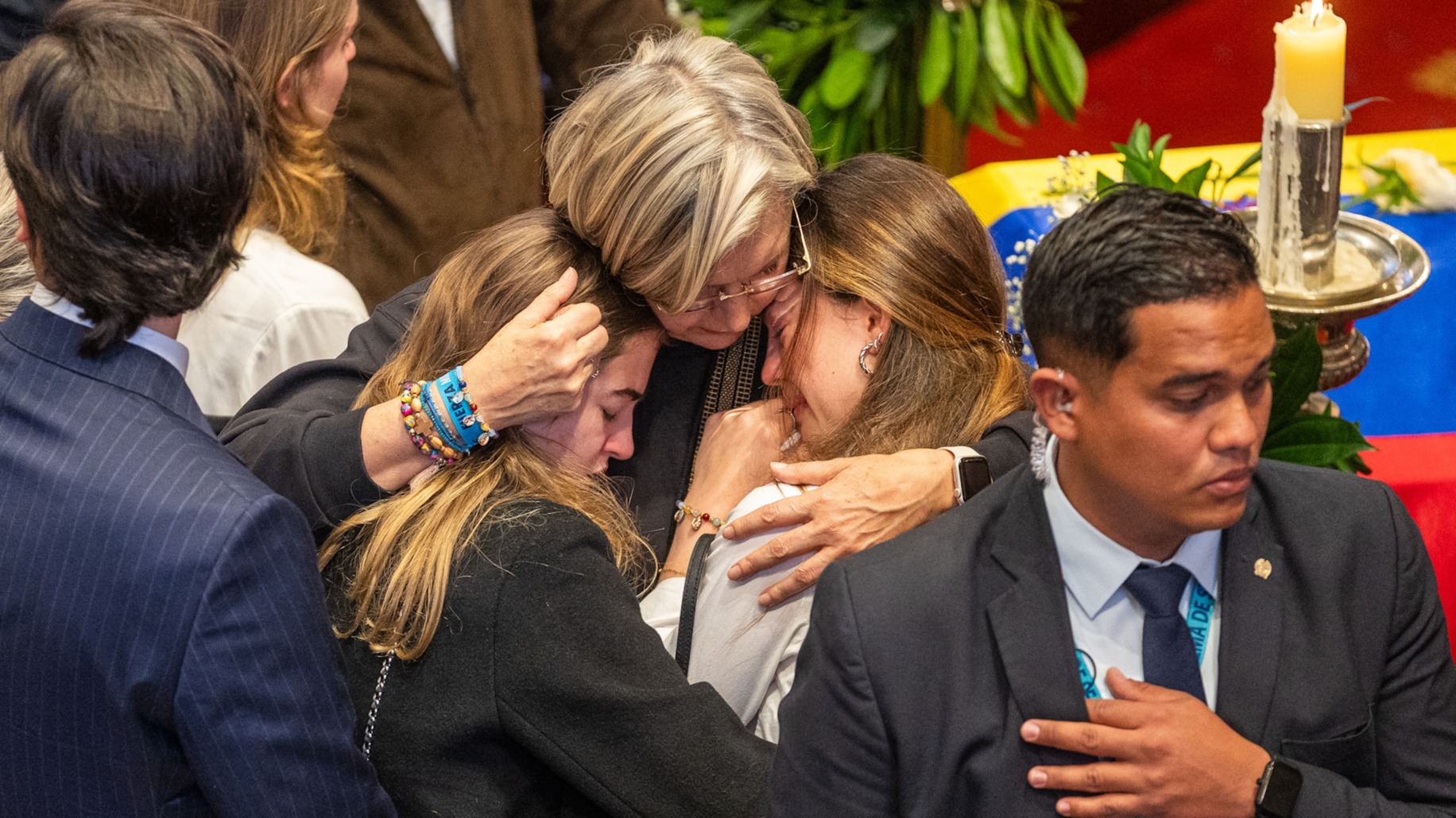 Cientos de personas dan el último adiós a Uribe Turbay