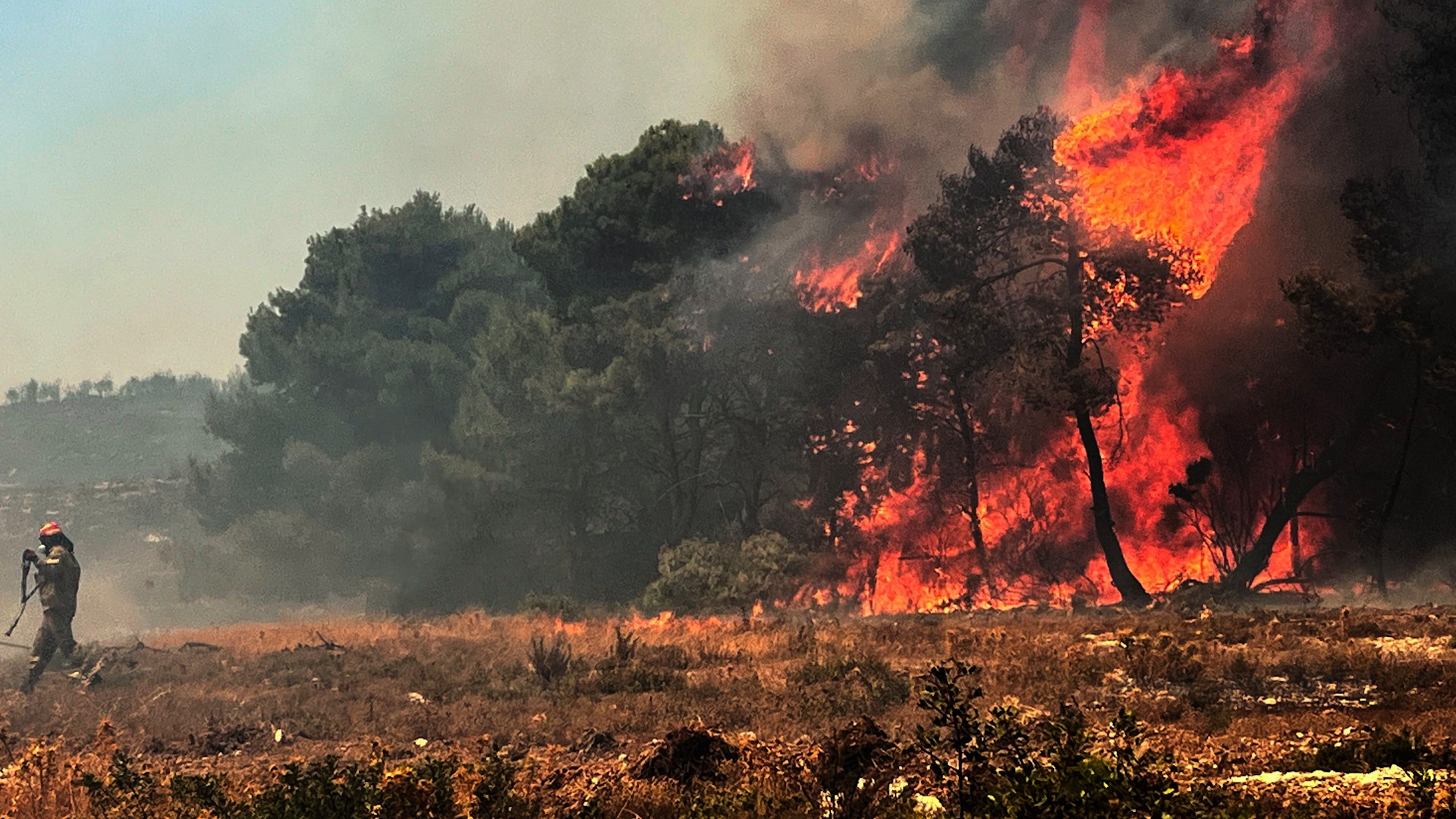 La ola de calor aviva importantes incendios en el sur de Europa