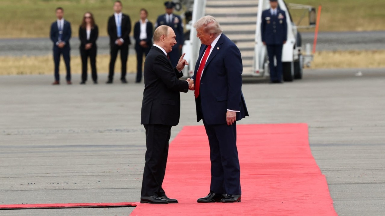 Donald Trump y Vladimir Putin se saludan en Alaska