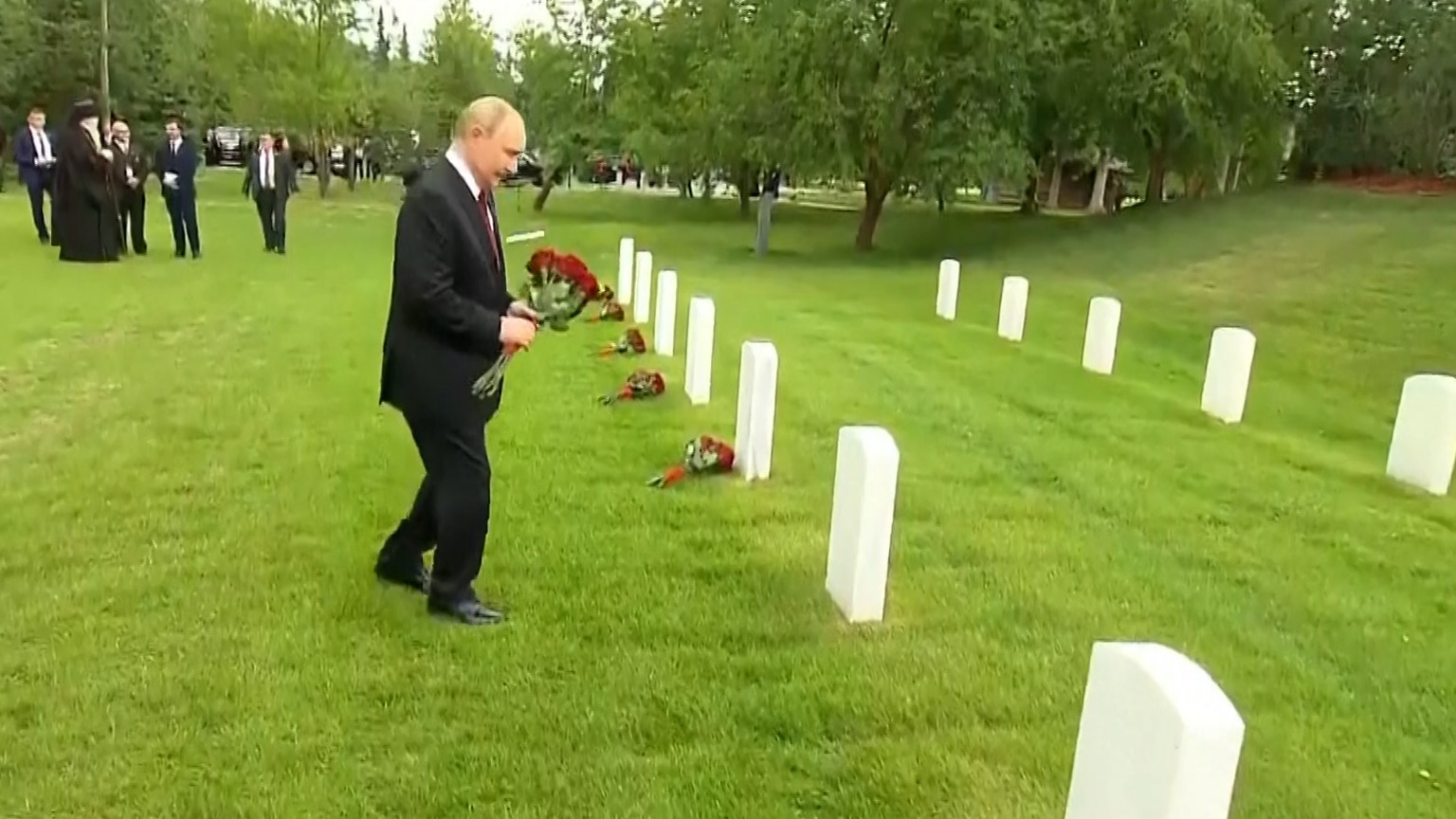 Putin vista tumbas de soldados de Rusos en Alaska