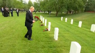 Putin vista tumbas de soldados de Rusos en Alaska