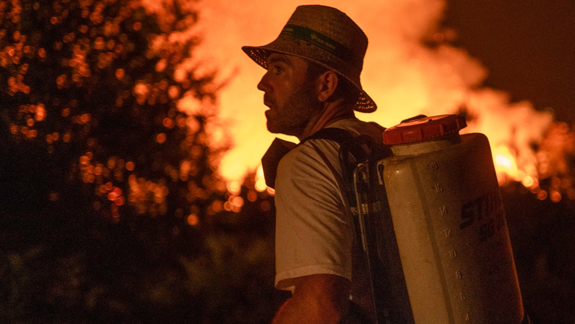 Vecinos en Ourense, desesperados por el avance de las llamas