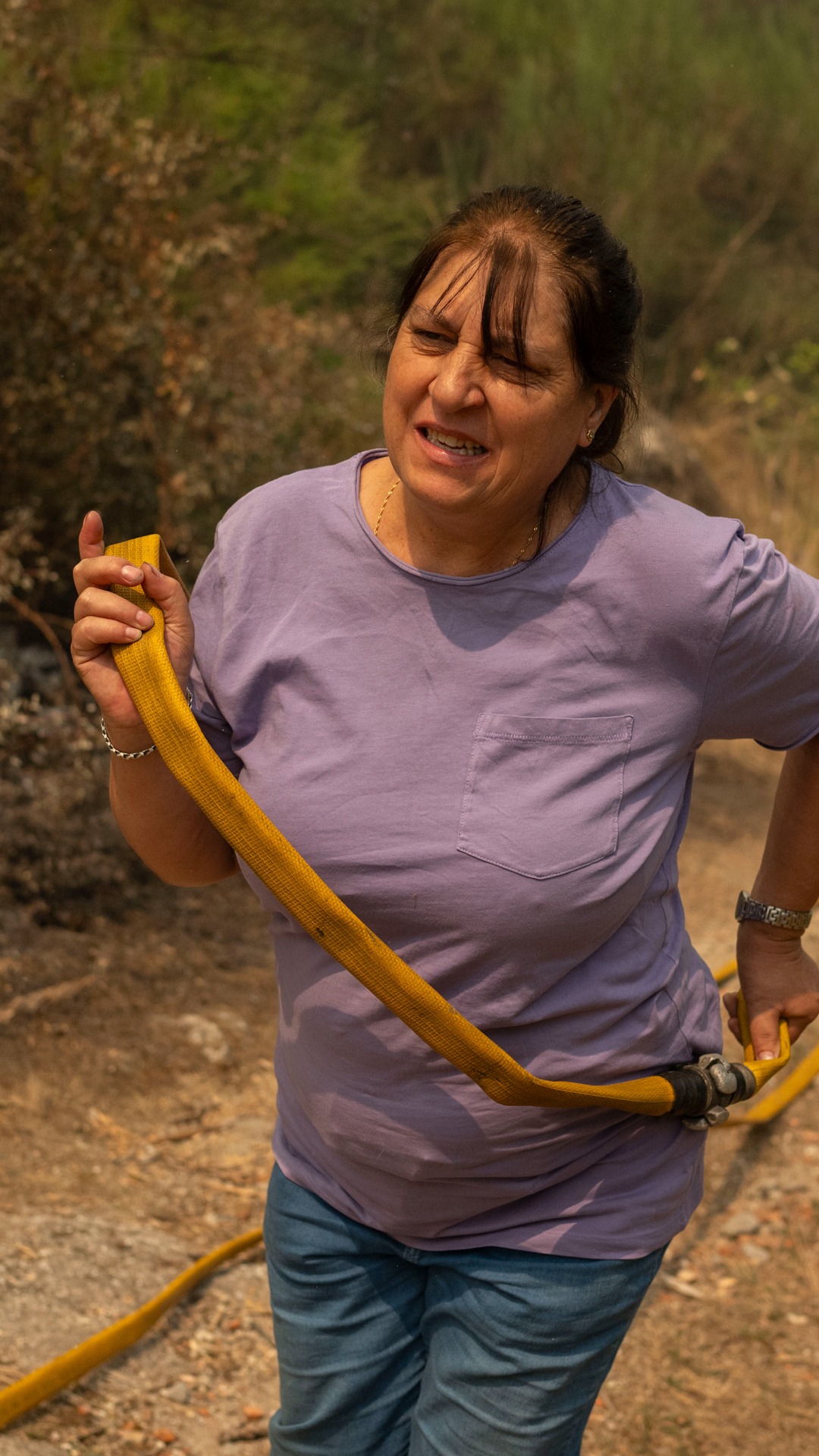Vecinos de Vilarós (Ourense) tratan de extinguir el fuego que acecha sus casas