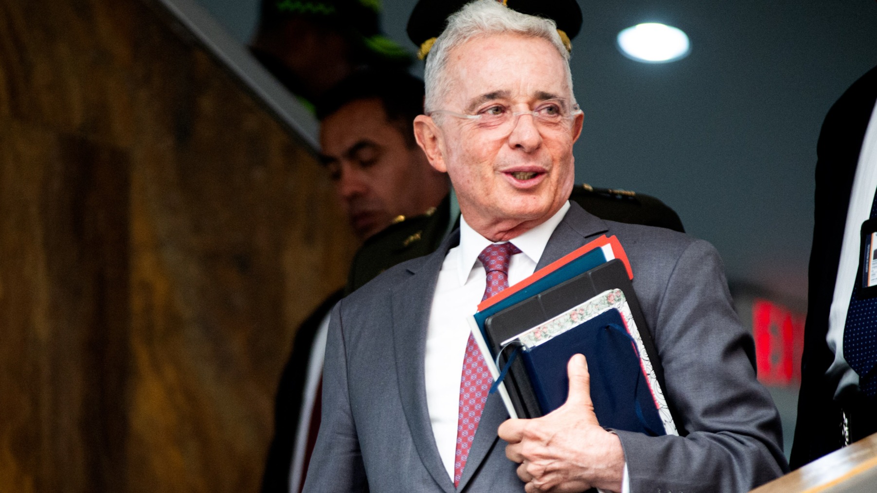 La justicia ordena la libertad inmediata del expresidente Álvaro Uribe 