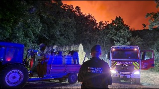 El viento complica la extinción del incendio de Jarilla (Cáceres)