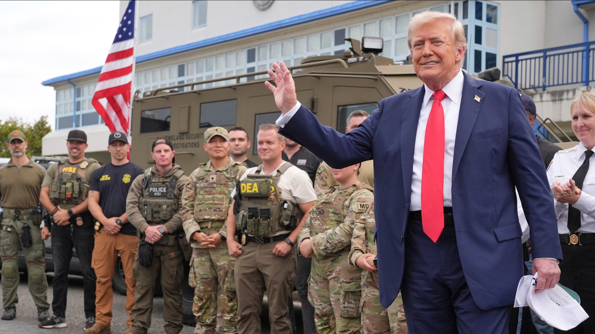 Donald Trump visita a las tropas de la Guardia Nacional desplegadas en Washington