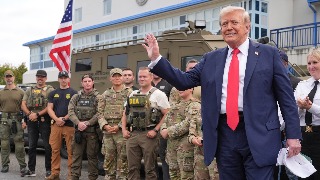 Donald Trump visita a las tropas de la Guardia Nacional desplegadas en Washington