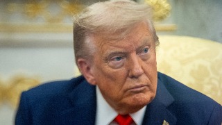 La mercancía de Trump incluye criptomonedas, zapatillas y biblias autografiadas