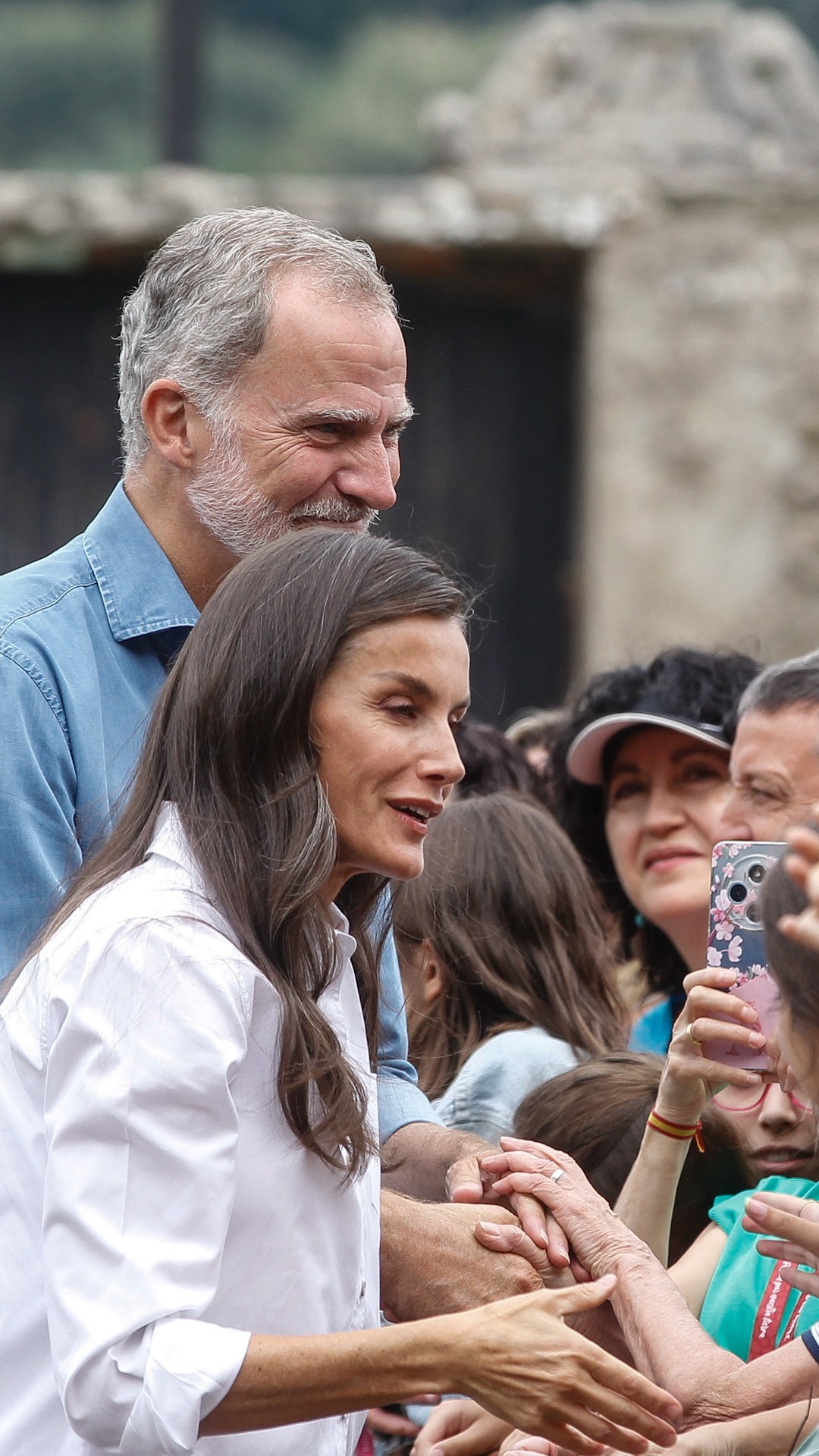 Los reyes visitan las zonas afectadas por los incendios