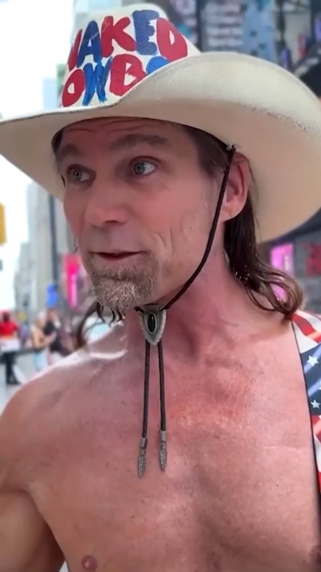 'Naked Cowboy' defiende la fianza para visados de Trump