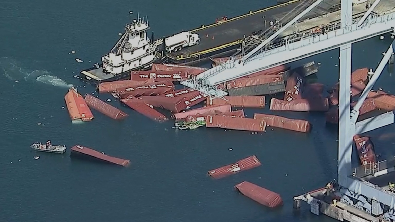 Más de 60 contenedores se caen de un barco en el puerto de Long Beach