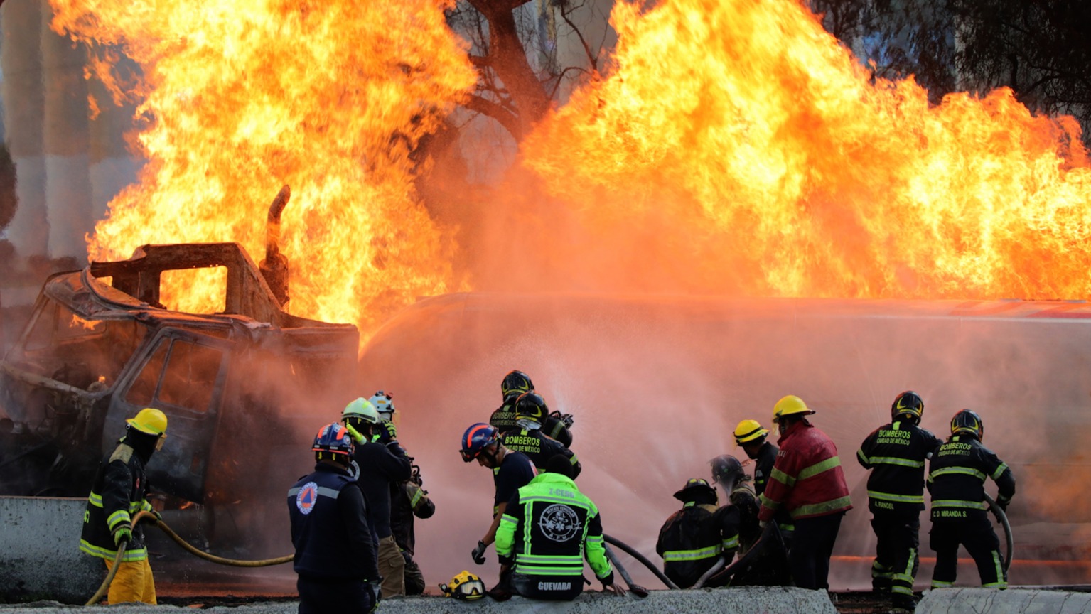 Al menos 6 muertos y 90 heridos en la explosión de una pipa de gas en el puente de la Concordia