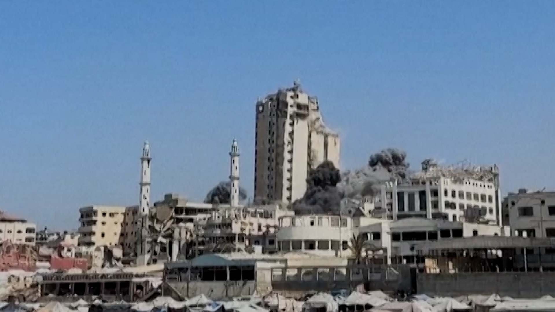 Así ha sido el momento en que un ataque israelí derrumba la torre más alta de Ciudad de Gaza