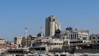Así ha sido el momento en que un ataque israelí derrumba la torre más alta de Ciudad de Gaza