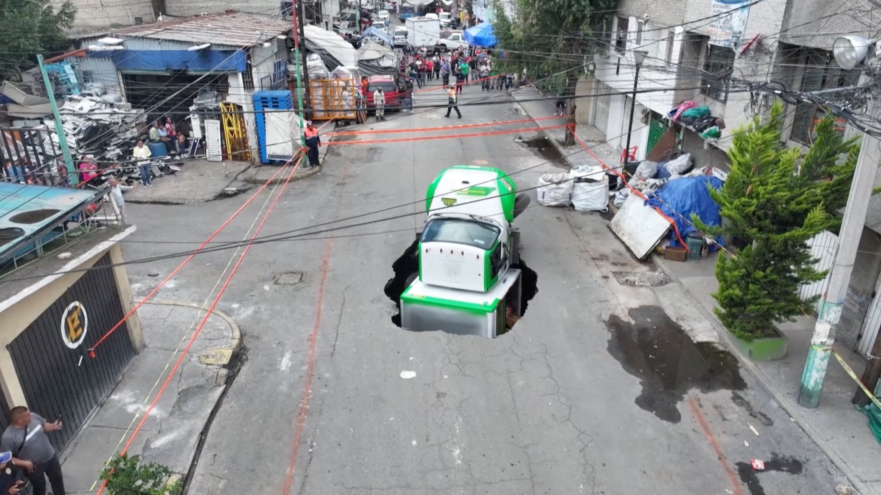 Un camión de refrescos de Jarritos cae en un socavón en Iztapalapa