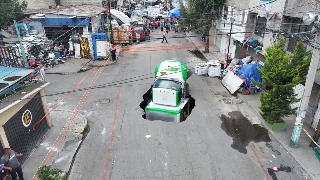 Un camión de refrescos de Jarritos cae en un socavón en Iztapalapa