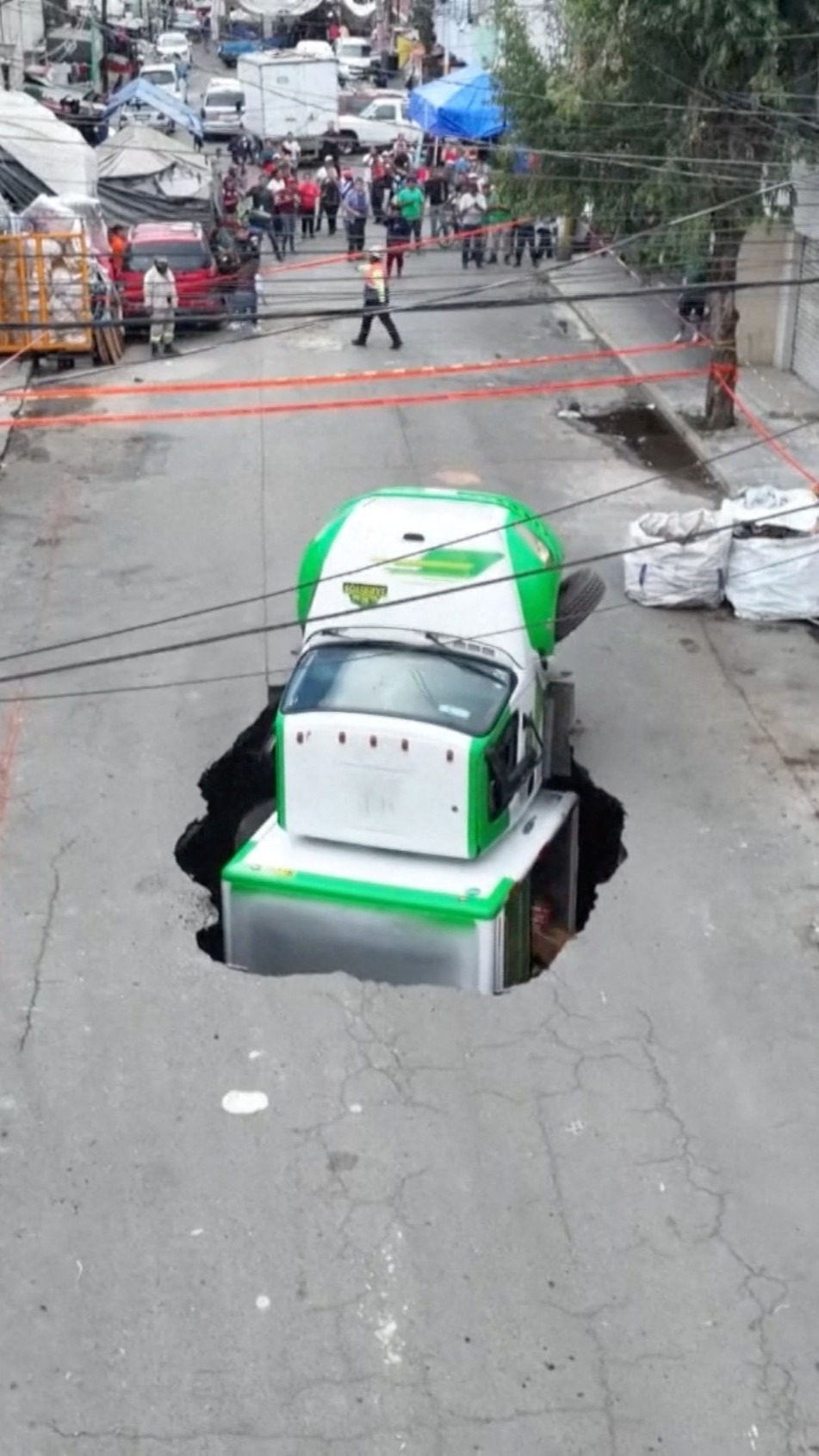 Cae camión de repartición de refrescos en un socavón en Iztapalapa