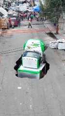 Cae camión de repartición de refrescos en un socavón en Iztapalapa