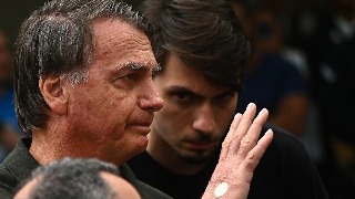 Hospitalizan a Jair Bolsonaro por crisis de hipo y vómitos