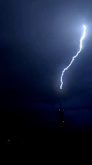 Un rayo impacta en la antena de Collserola