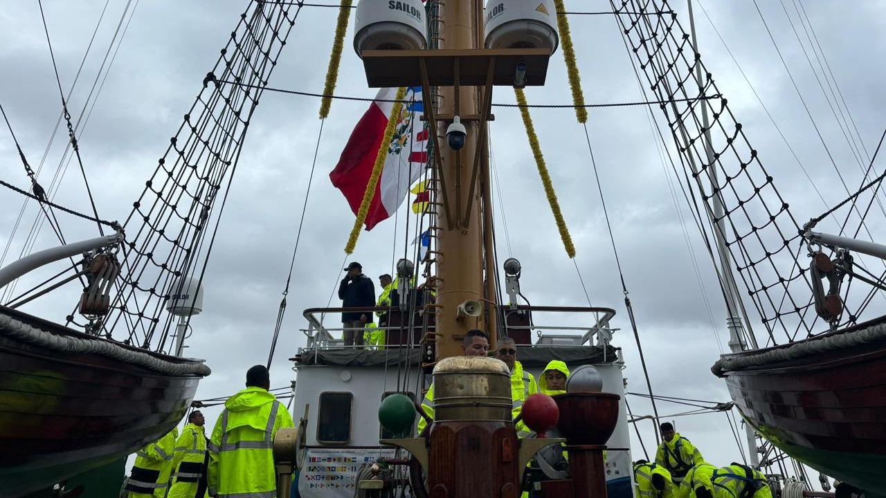 Maniobras del buque escuela 'Cuauhtémoc'