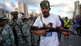 Miles de personas marchan en un desfile cívico militar en Caracas