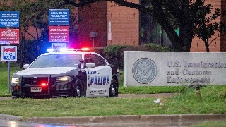 Un muerto y dos heridos en un tiroteo en una oficina del ICE en Dallas