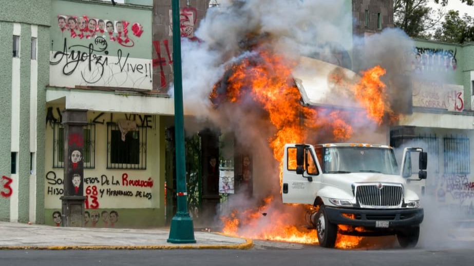 Manifestantes queman un camión ante la puerta del Campo Militar en protesta por los desaparecidos de Ayotzinapa