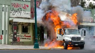 Manifestantes queman un camión ante la puerta del Campo Militar en protesta por los desaparecidos de Ayotzinapa