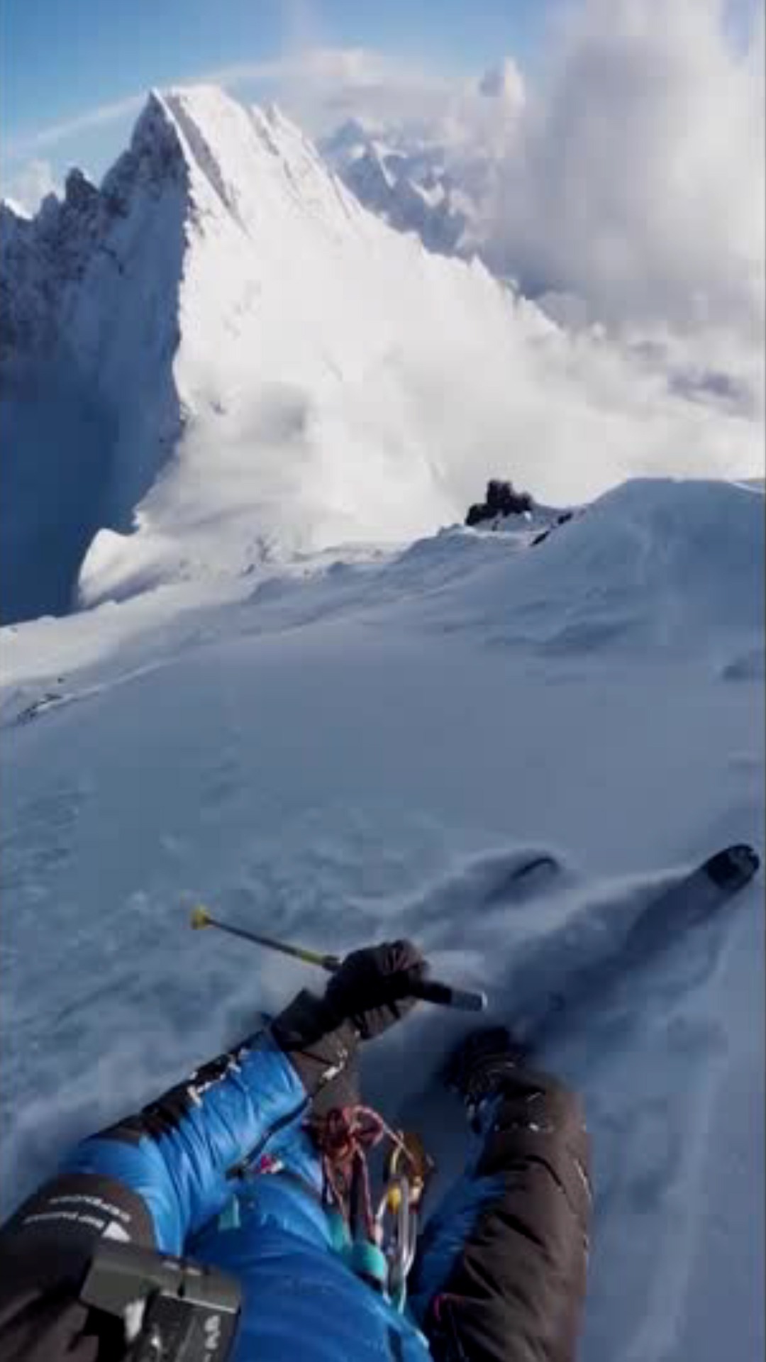 Un alpinista escala y esquía el Everest sin oxígeno suplementario