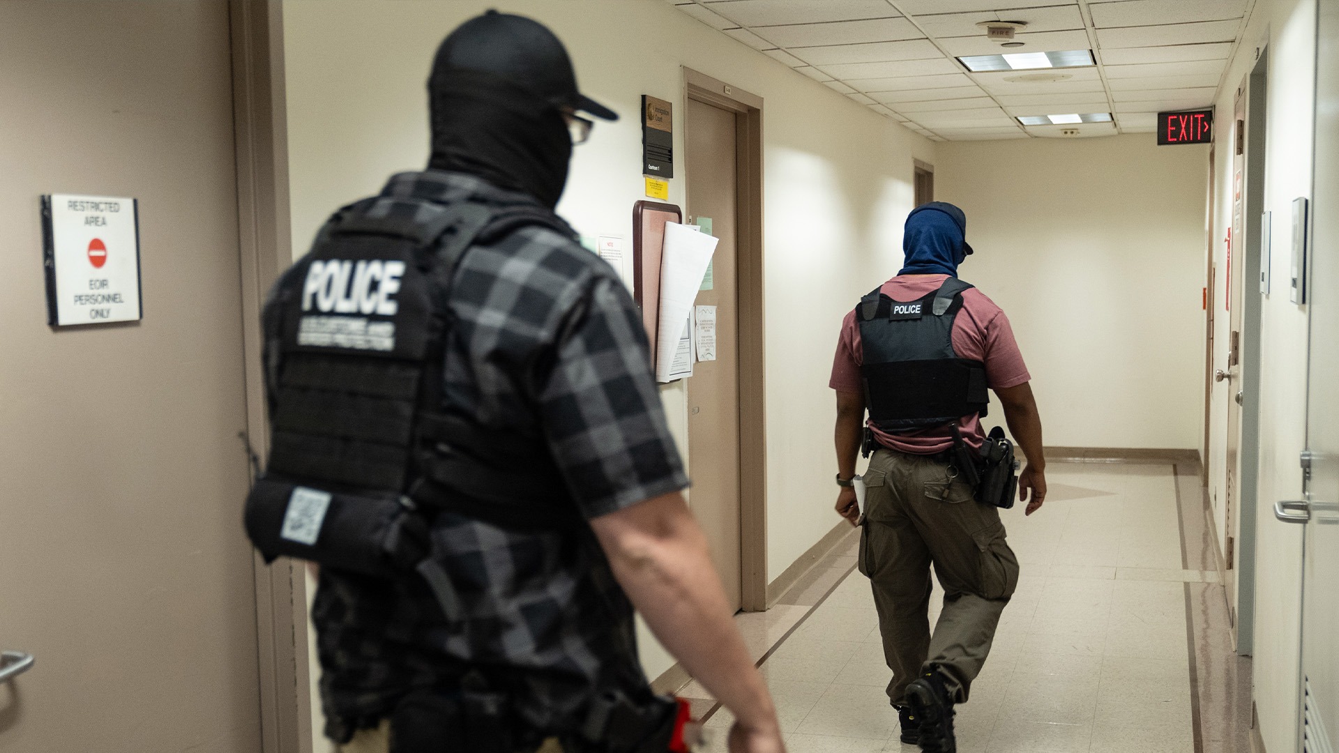 Un agente del ICE agrede a una mujer ecuatoriana frente a sus hijos en un tribunal de inmigración en Nueva York