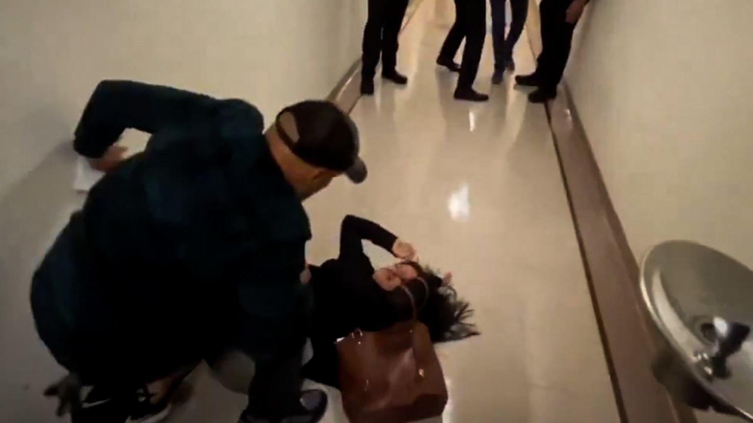 Un agente de ICE agrede a una mujer ecuatoriana