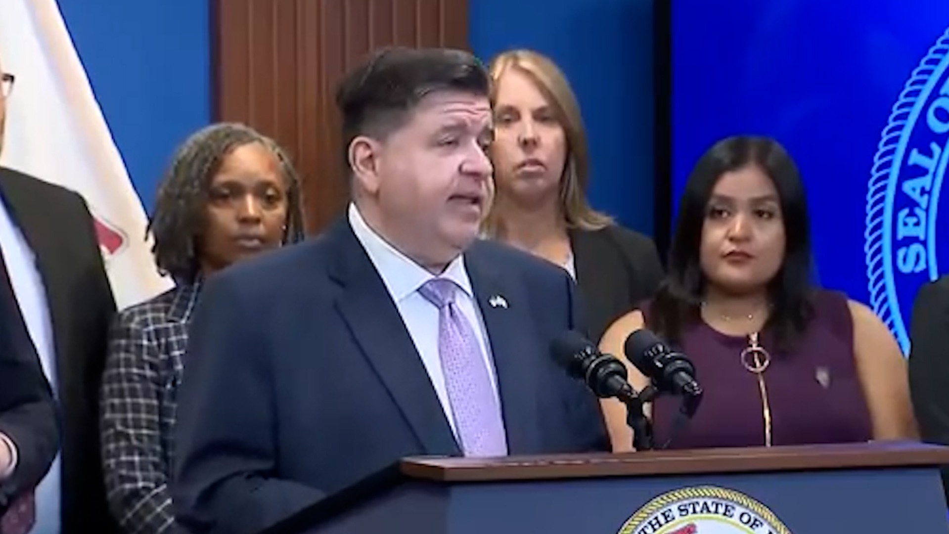 El gobernador de Illinois pide a los vecinos que graben a la ICE