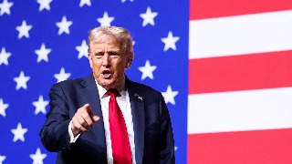 Trump advierte a los altos mandos militares sobre “una invasión interior” en EE UU