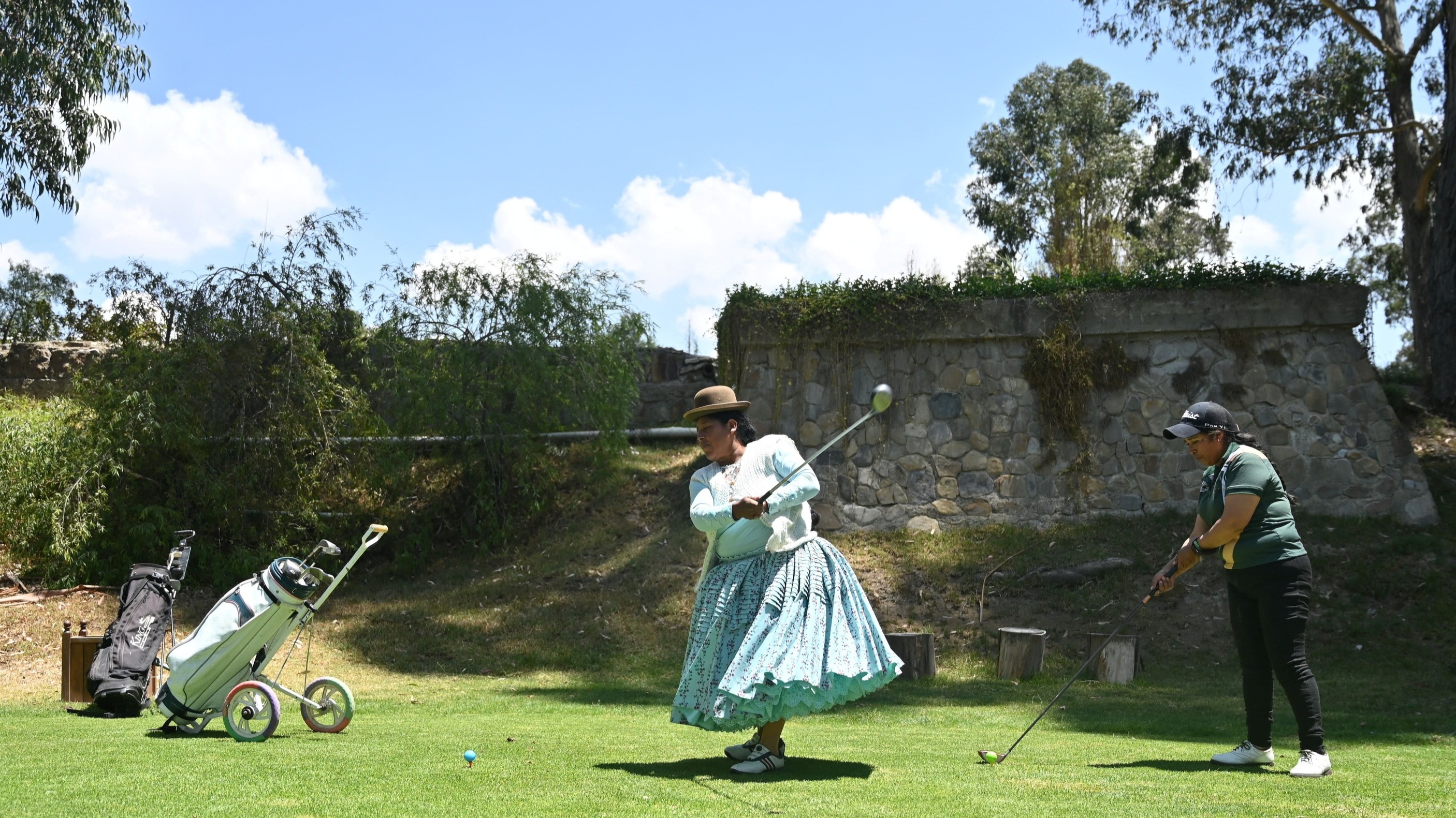 Las cholitas que juegan golf