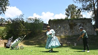 Las cholitas que juegan golf
