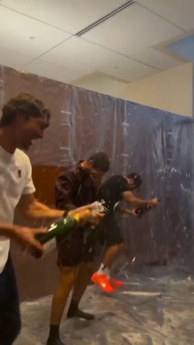 Carlos Alcaraz y su equipo celebran el título del US Open