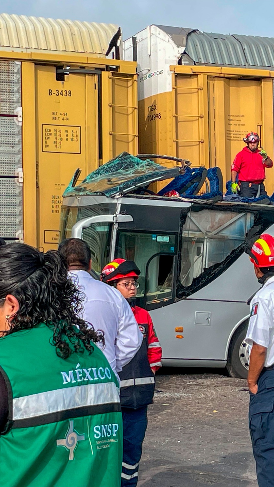 Un tren arrolla a un autobús de pasajeros en el Estado de México