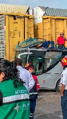 Un tren arrolla a un autobús de pasajeros en el Estado de México