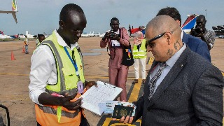 De Estados Unidos a Sudán del Sur: el surrealista viaje de deportación de Jesús Muñoz