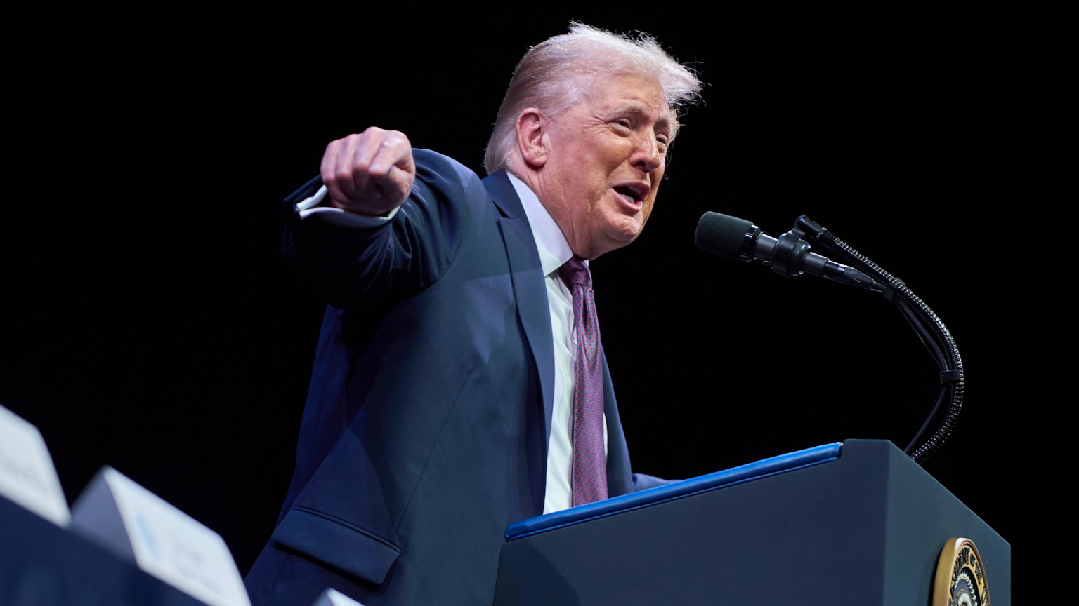 Tump defiende  el derecho a orar en las escuelas públicas