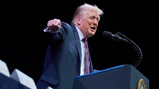 Tump defiende  el derecho a orar en las escuelas públicas