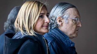 Asociaciones de víctimas reciben en el juzgado a Pradas y Cuenca con gritos de “asesinos”